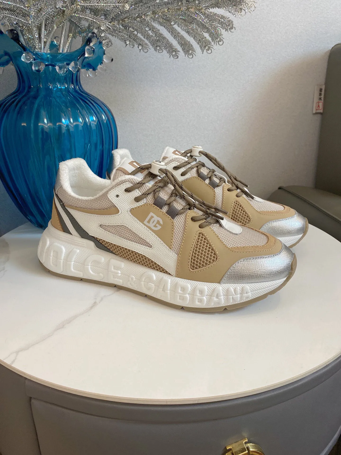 Men's men's shoes💰580 Dolce&Gabbana Dolce & Gabbana's latest popular D&G couple's dad shoes Airmaster series casual sports shoes original purchase development and production Airmaster shoes draw inspiration from Daymaster's iconic shape, while lightening the middle part of the sole to present a more sporty appearance. Nylon upper with contrasting suede and calfskin details. The tongue, heel and back sole are embellished with the DG logo, and the micro-injection logo rubber label is the icing on the cake. Exquisitely packaged at the delivery counter🛍📦 ▪️ Fabric: Original imported first-layer cowhide ▪️ Lining: Customized breathable towel lining ▪️ Sole: Original molded PU+TPU material ▪️ Bottom thickness: 5CM ▪️ Size: Women's 35-40/Men's 39-44 (45 46 customized)